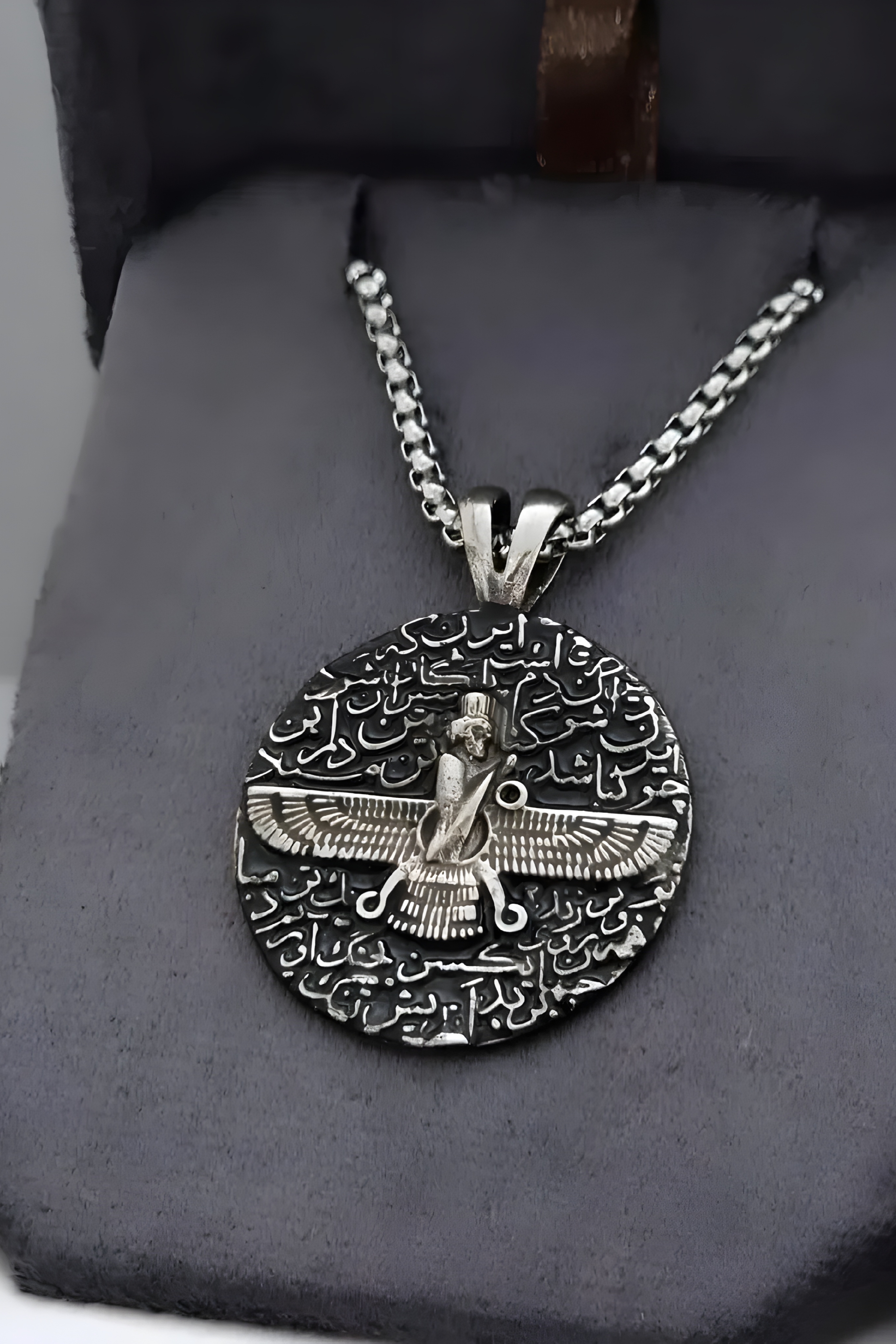 گردنبند فروهر
