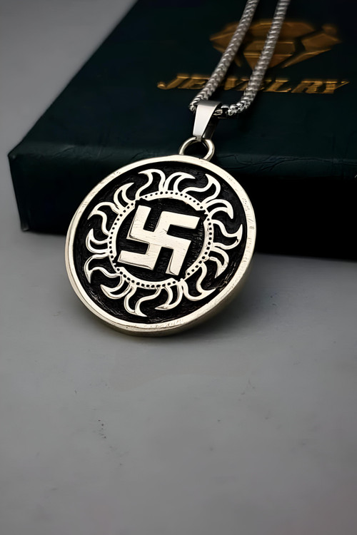 گردنبند سواستیکا