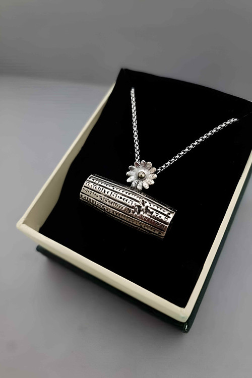 گردنبند منشور حقوق بشر